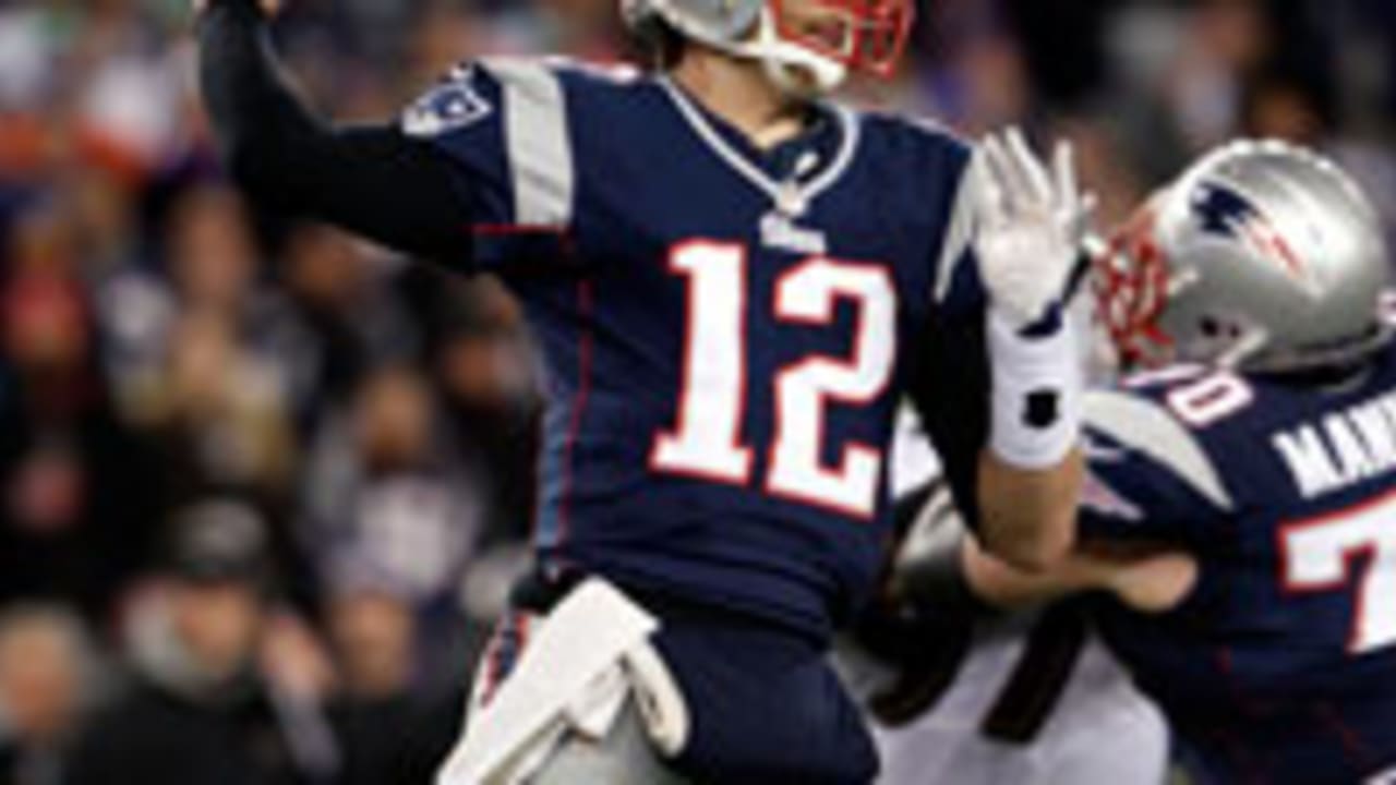 Tom Brady signs extension with New England Patriots