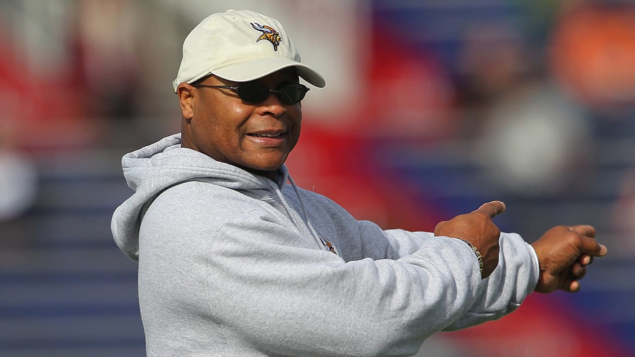 Mike Singletary gets a new head-coaching job, at a high school