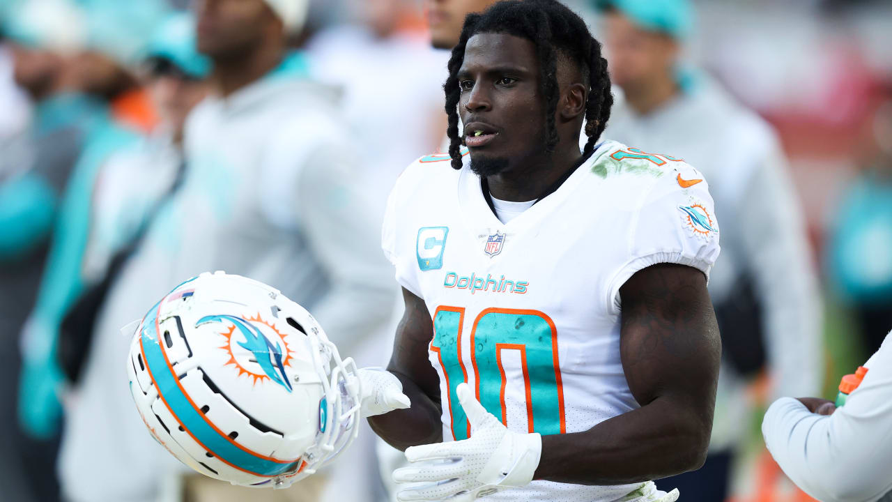 Star WR Tyreek Hill leaves Dolphins-Ravens game with cramps