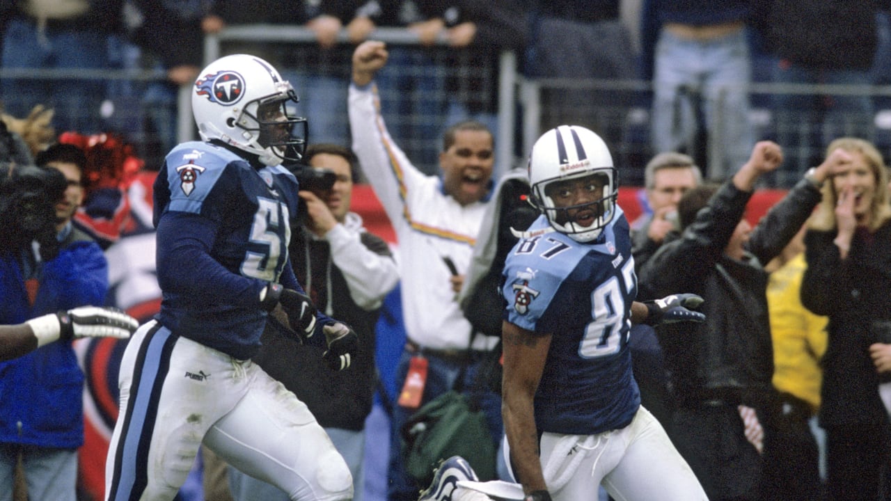 Tennessee Titans receiver Kevin Dyson (87) catches a 28-yard touchdown pass  against Cincinnati Bengals defender