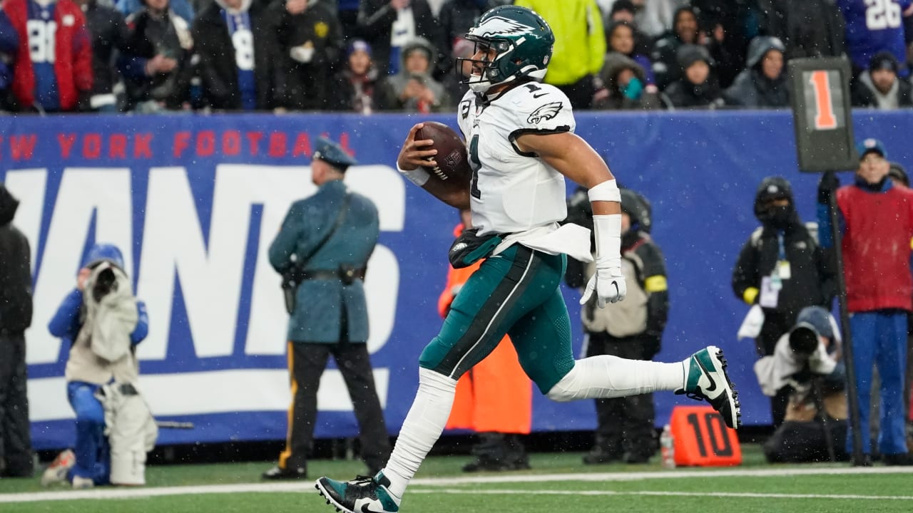 Jalen Hurts' TD run extends the Eagles' lead vs. Giants