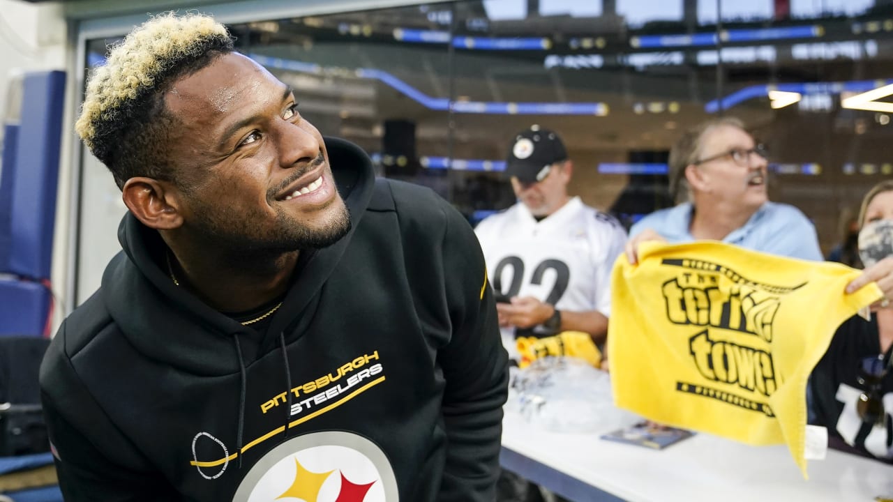 JuJu Smith-Schuster's back in school, wearing his Steelers jersey and pads  