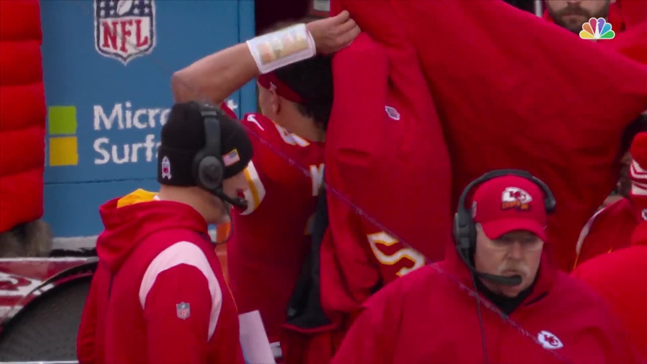 How Patrick Mahomes reacted to the coat fire on the Chiefs sideline