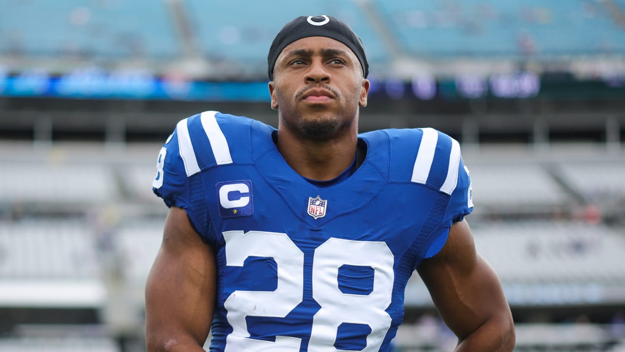 Colts RB Jonathan Taylor requests trade following meeting with