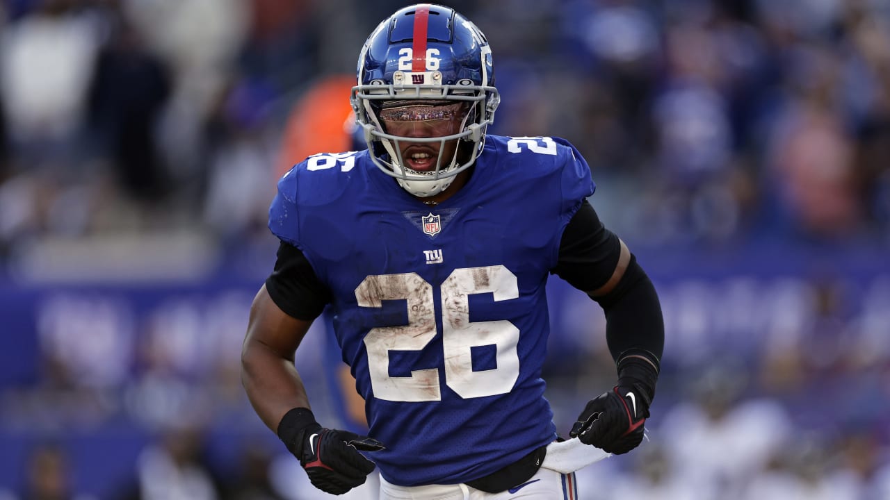 LOOK: Saquon Barkley shows off New York Giants throwback uniform