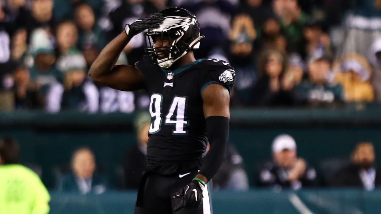 Philadelphia Eagles defensive end Josh Sweat finds New York Giants quarterback Daniel Jones for