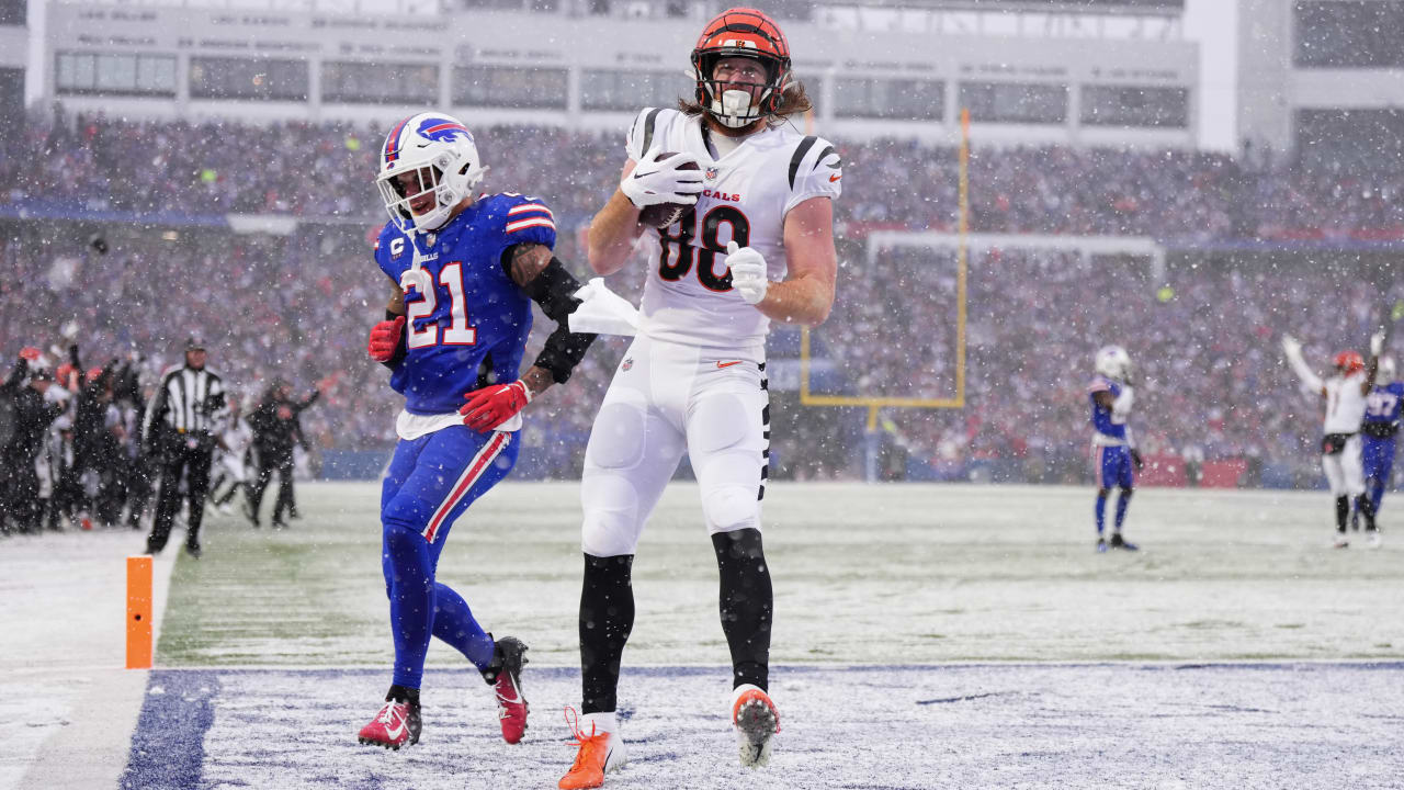 Quarterback Joe Burrow's 15-yard touchdown toss to tight end Hayden Hurst  boosts Cincinnati Bengals' lead to 13-0 in first quarter