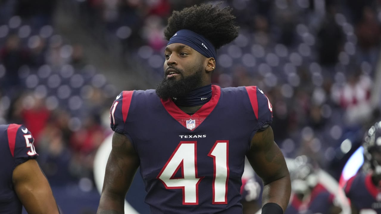 Tennessee Titans linebacker Zach Cunningham (41) lines up for the snap  during an NFL football game against the Houston Texans, Sunday, Jan. 9,  2022, in Houston. (AP Photo/Matt Patterson Stock Photo - Alamy