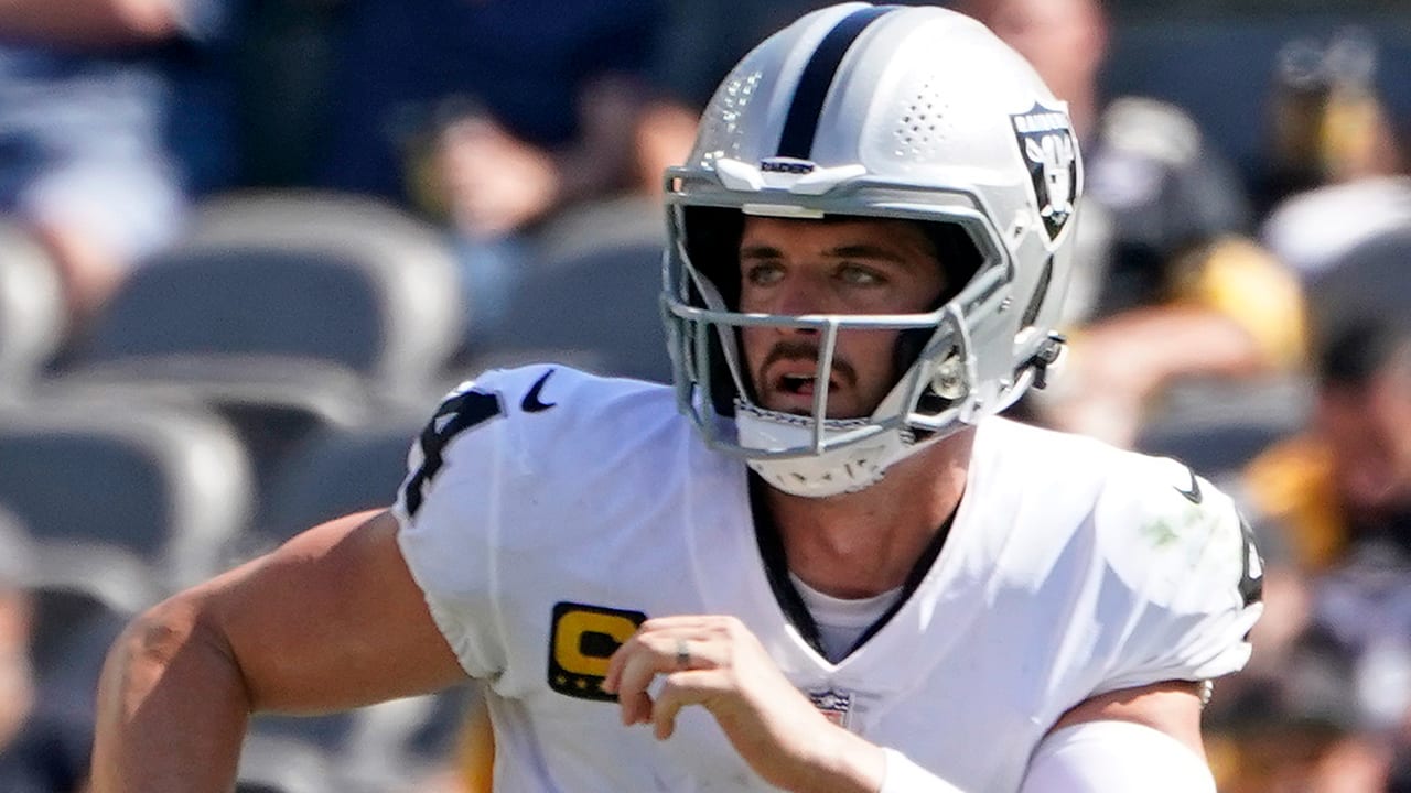 Carr throws for 382 yards, Raiders top Steelers 26-17