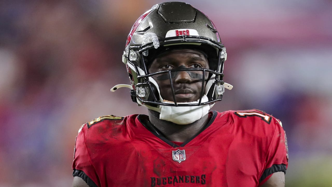 Buccaneers WR Chris Godwin is using a Riddell Axiom with an AXIOM-2B-Ti  facemask, clear open visor and a SportStar Victory chinstrap paired…