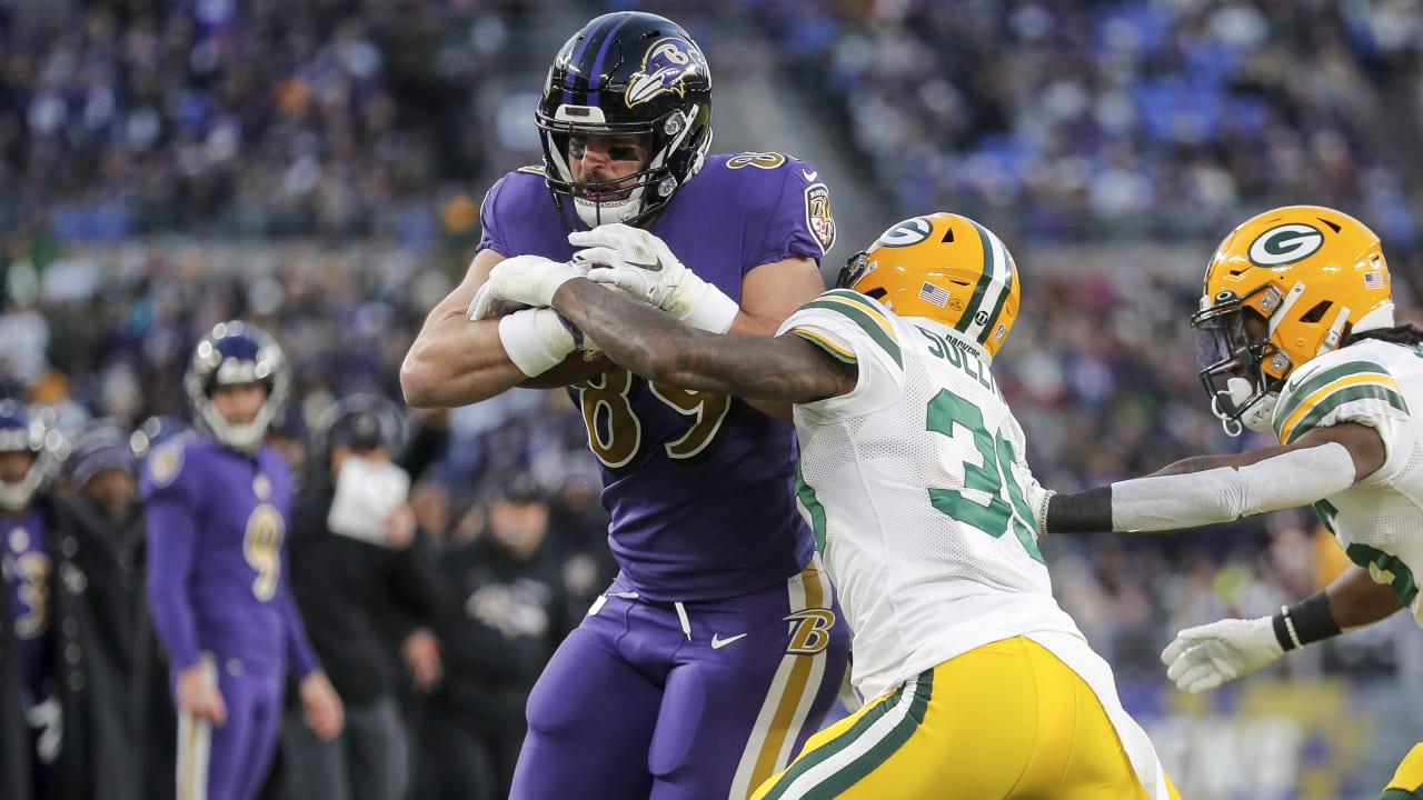 Baltimore Ravens quarterback Tyler Huntley rips a tight-window TD pass to  tight end Mark Andrews for first score of flag football game