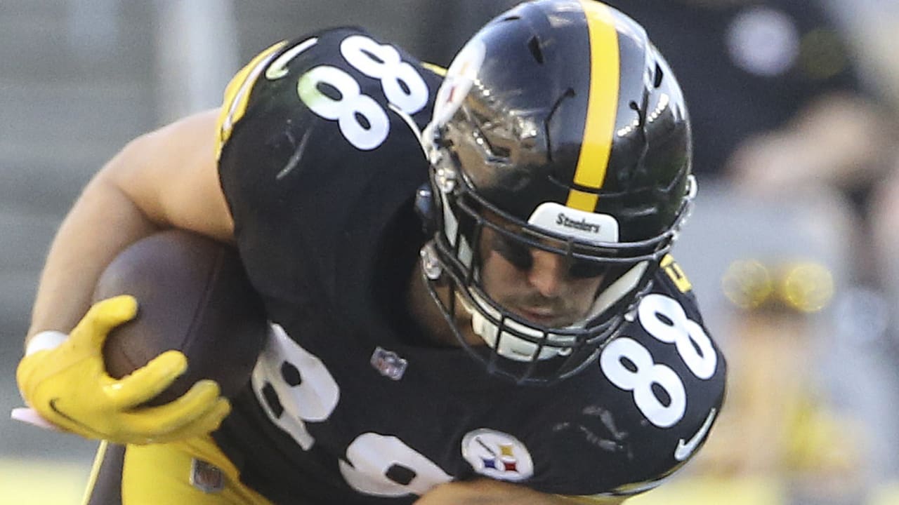 Steelers TE Pat Freiermuth is using a Riddell Axiom with an AXIOM-2BC-Ti  facemask and Riddell hardcup chinstrap paired with the Cam-Loc…