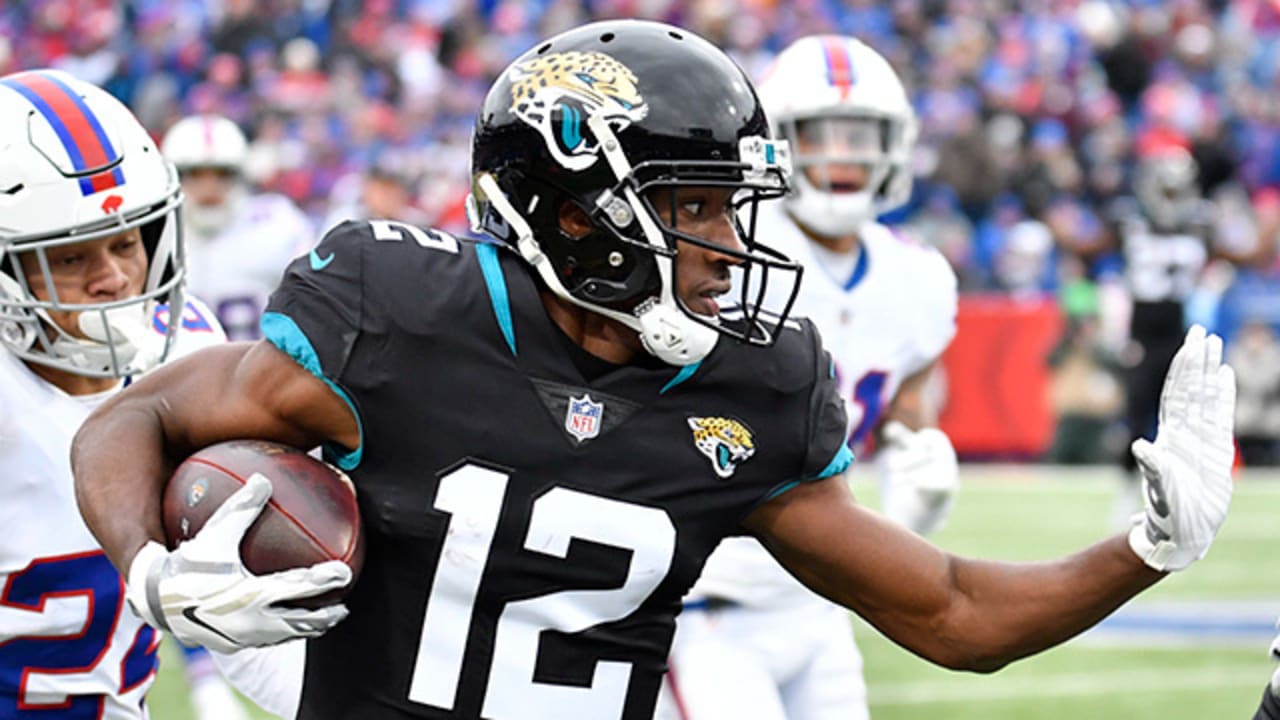 Dede Westbrook zooms up sideline for 43 yards