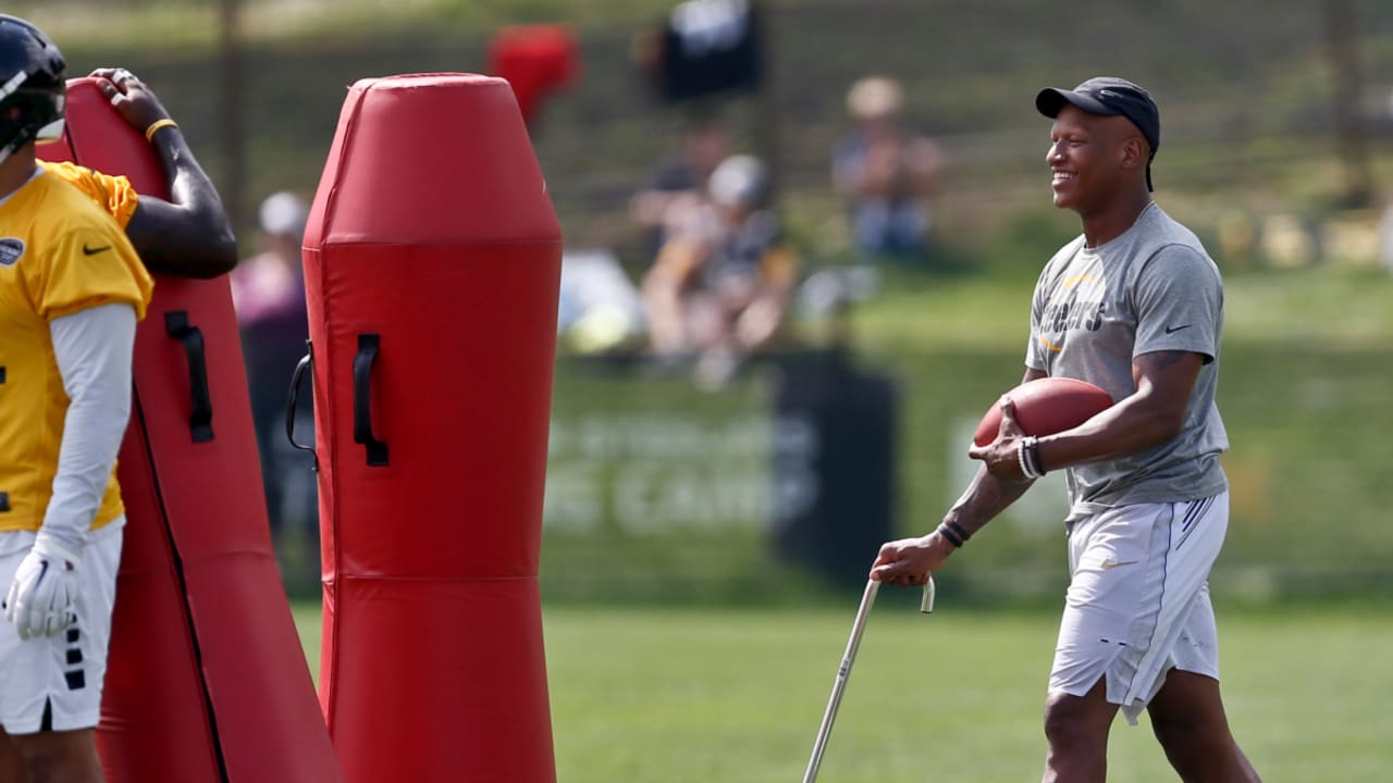 Walking Ryan Shazier appears at Steelers practice