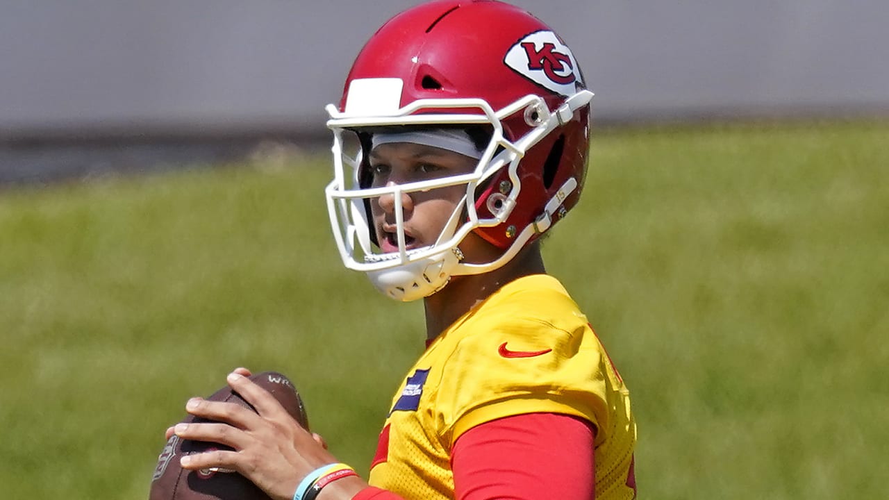 What Pros Wear: Patrick Mahomes' Vicis Zero1 Helmet - What Pros Wear