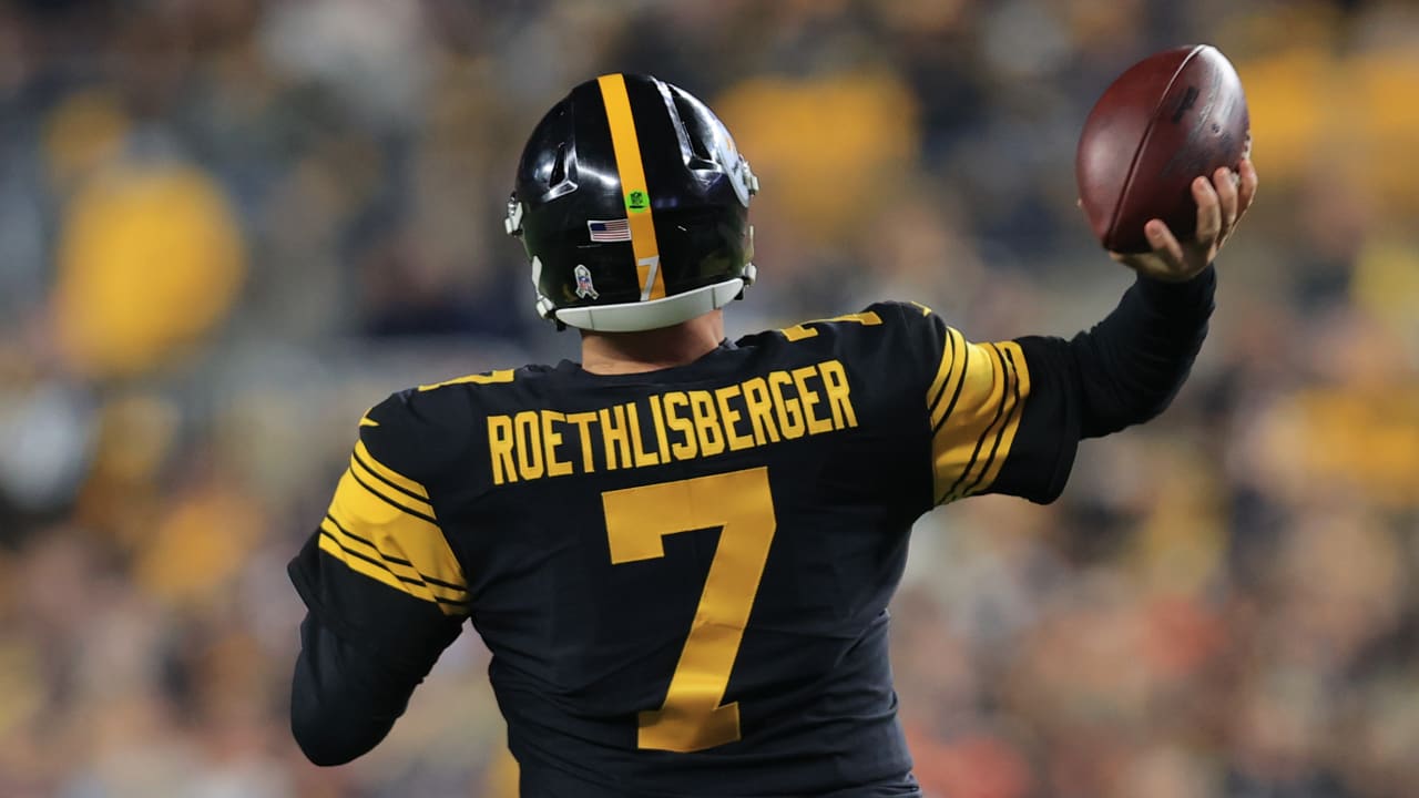 Pittsburgh Steelers quarterback Ben Roethlisberger (7) wears a Salute to  Service hat before an NFL football