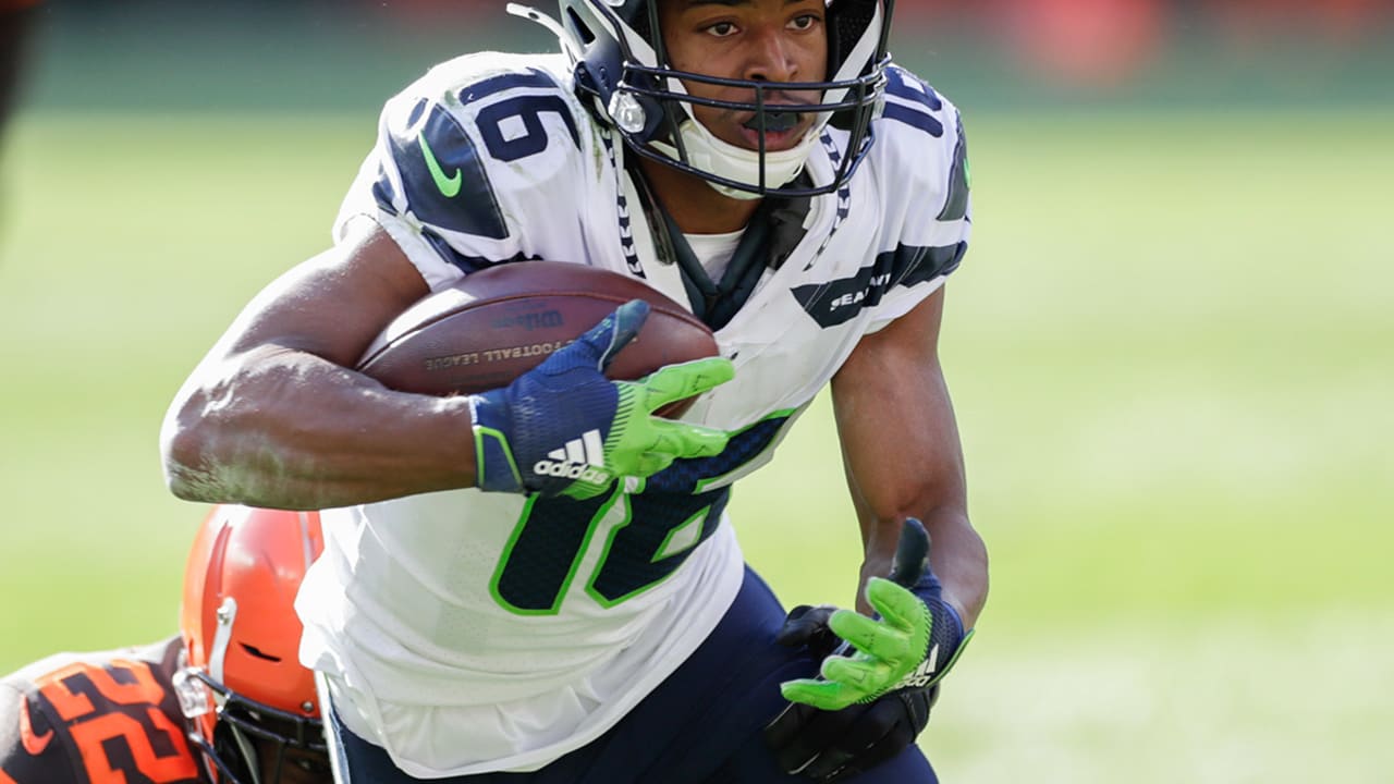 Seahawks receiver Tyler Lockett taken to hospital due to swelling