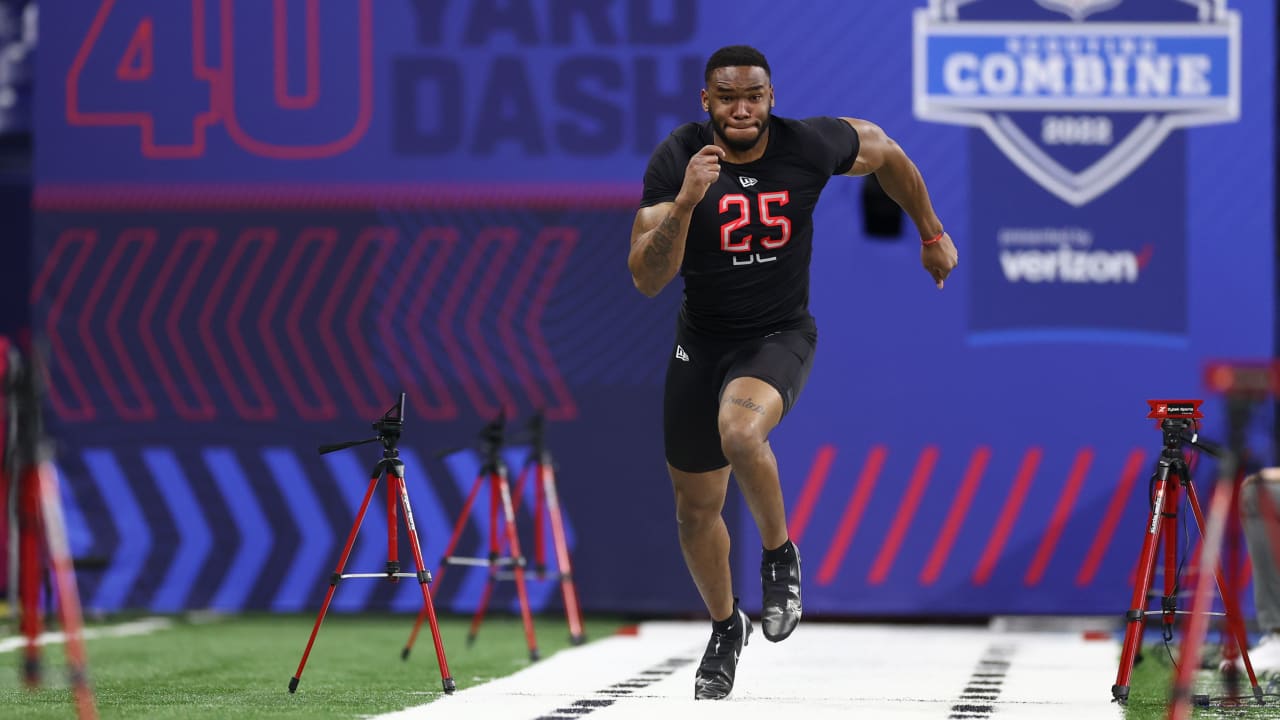 Defensive lineman Amaré Barno runs official 4.36second 40yard dash at