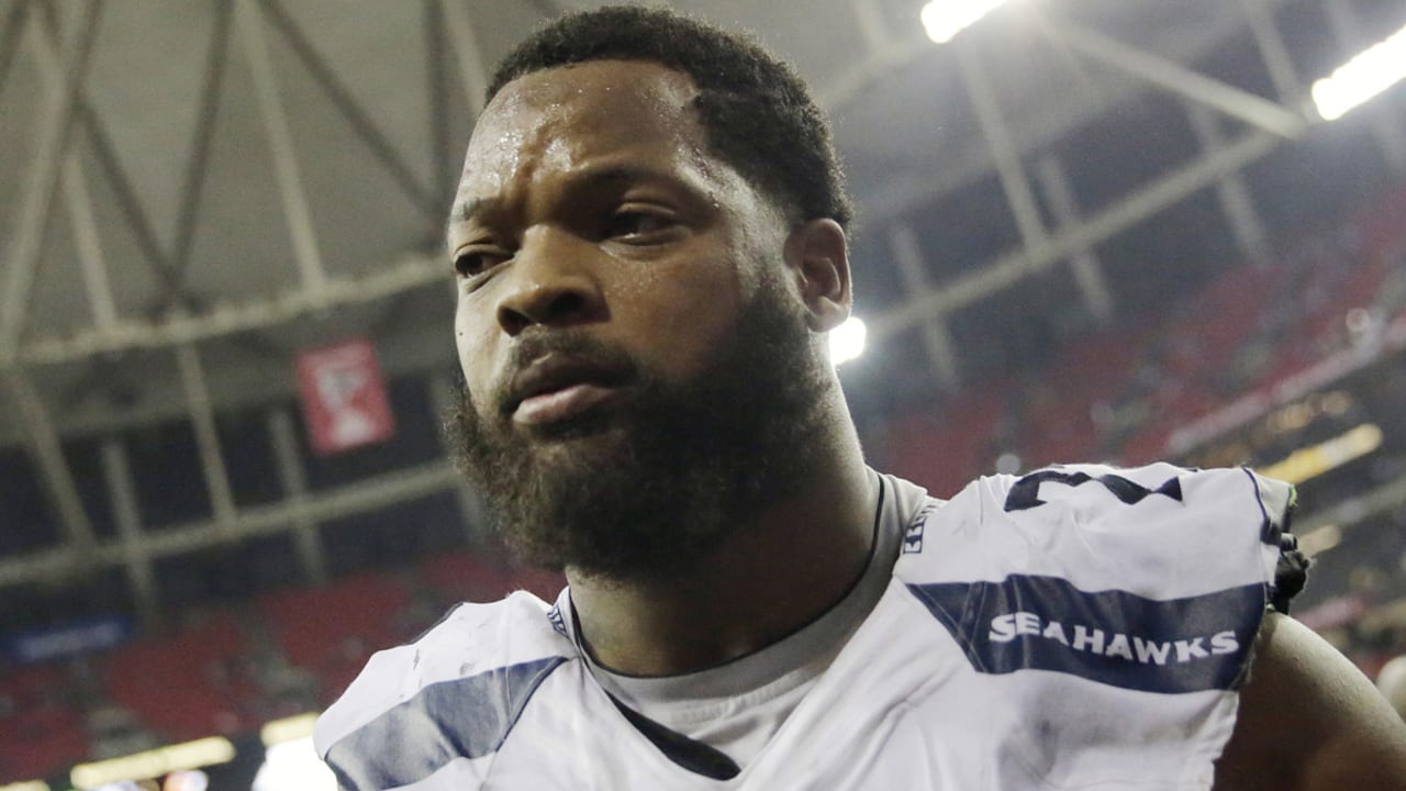 Seattle Seahawks' Michael Bennett Explains Why He Sits During National  Anthem