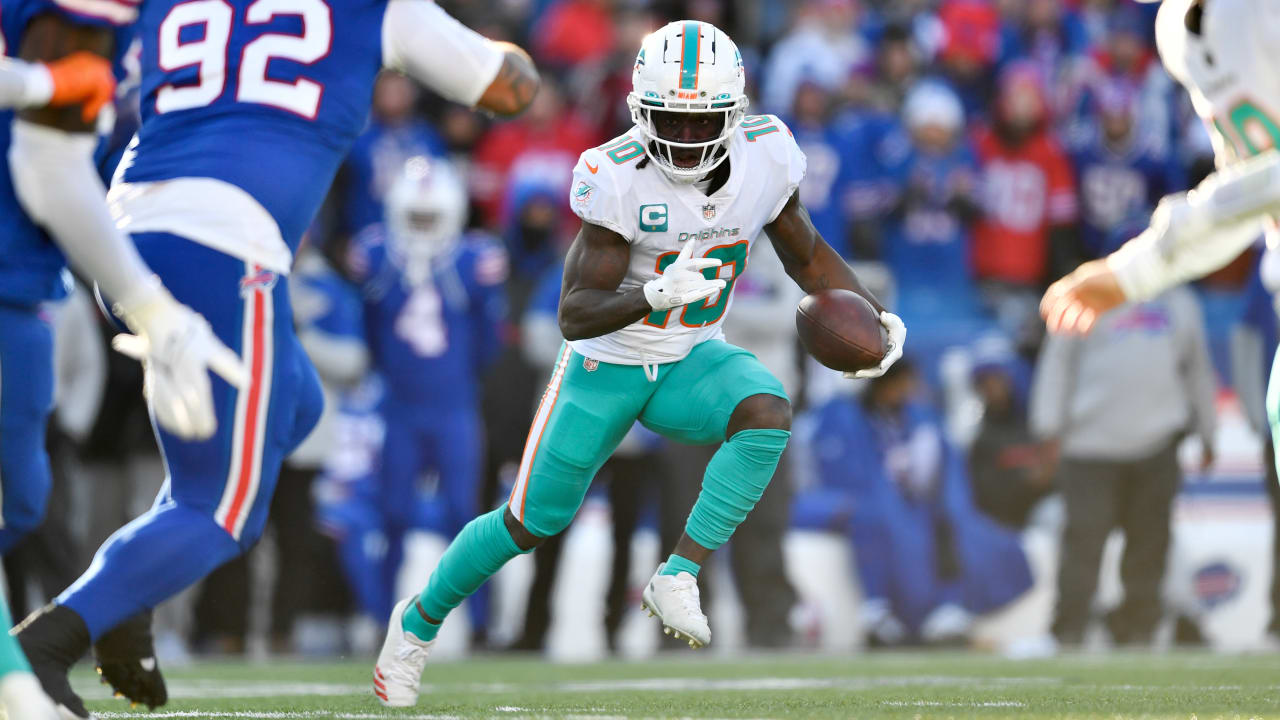 Miami, United States. 25th Dec, 2022. Miami. FL USA; Miami Dolphins wide  receiver Tyreek Hill (10) makes a reception during pregame warmups prior to  an NFL game against the Green Bay Packers