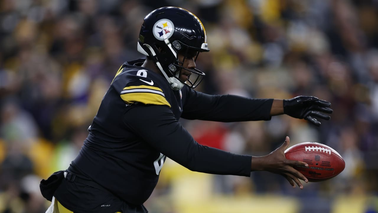 Pittsburgh Steelers punter Pressley Harvin III (6) runs for the play during  an NFL football game against the Cincinnati Bengals, Sunday, Nov. 28, 2021,  in Cincinnati. (AP Photo/Emilee Chinn Stock Photo - Alamy