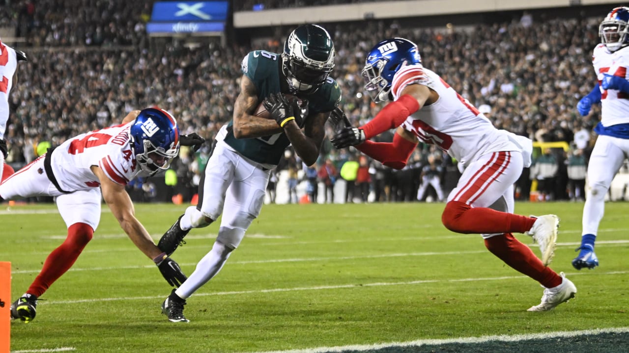 DeVonta Smith's TD catch gives the Eagles a 14-0 lead vs. Giants