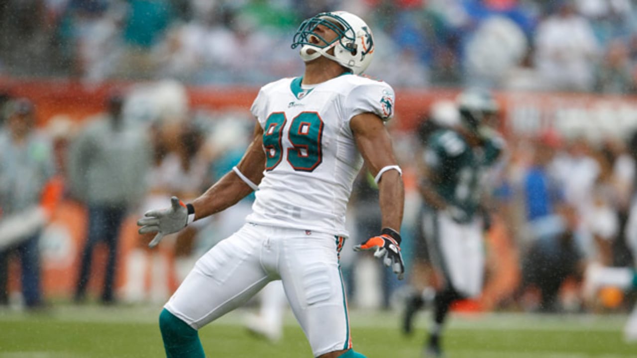 Miami Dolphins defensive end Jason Taylor leaves the field after