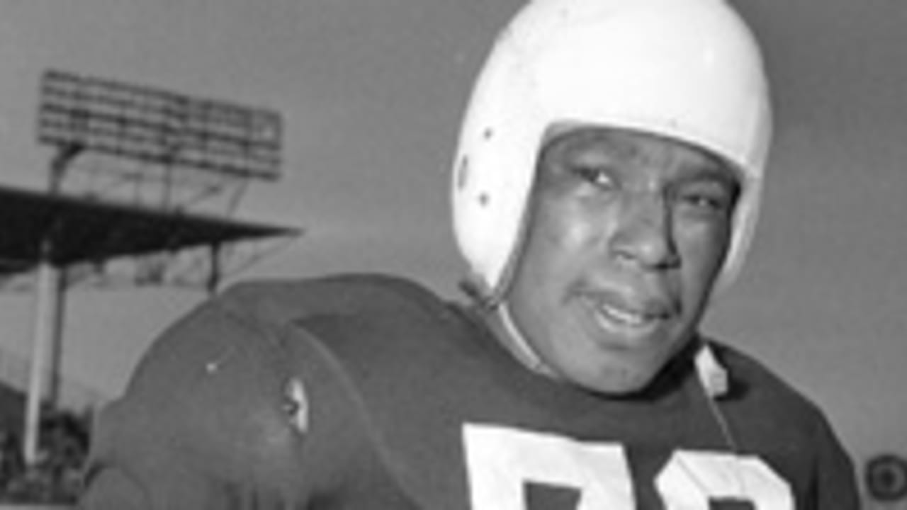 Marion Motley (76), Cleveland fullback, picked up 12 yards and a first down  in the fourth period before he was tackled by Paul Younger, Los Angeles  halfback at Cleveland on Dec. 24