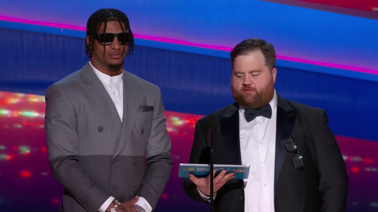 Dallas Cowboys quarterback Dak Prescott catches up with NFL Network's  Melissa Stark, Nate Burleson at NFL Honors red carpet