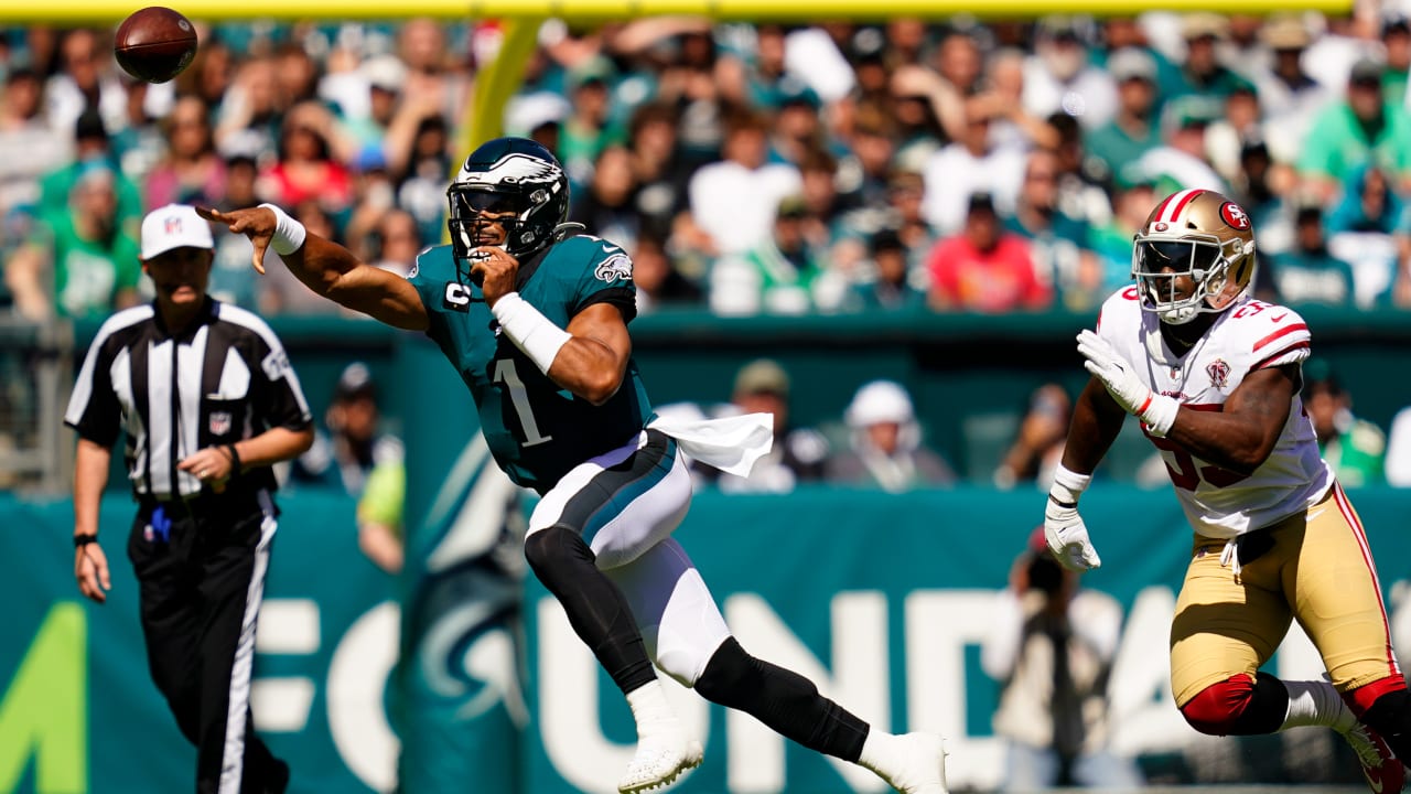 Eagles' Jalen Hurts rocks spiffy yellow suit ahead of game vs. 49ers