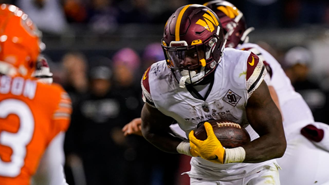 Washington Commanders running back Brian Robinson Jr. (8) runs with the  ball against the New York