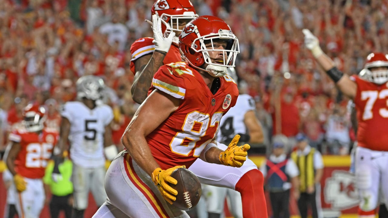 Travis Kelce's four touchdowns -- and just 25 yards -- key Chiefs' comeback  win