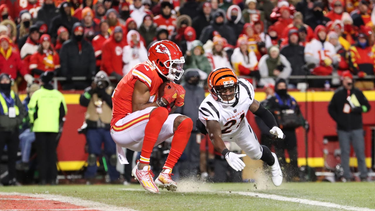 Can't-Miss Play: Kansas City Chiefs wide receiver Marquez Valdes-Scantling  absorbs a hit-stick tackle to catch a 34-yard bomb thrown by Chiefs  quarterback Patrick Mahomes