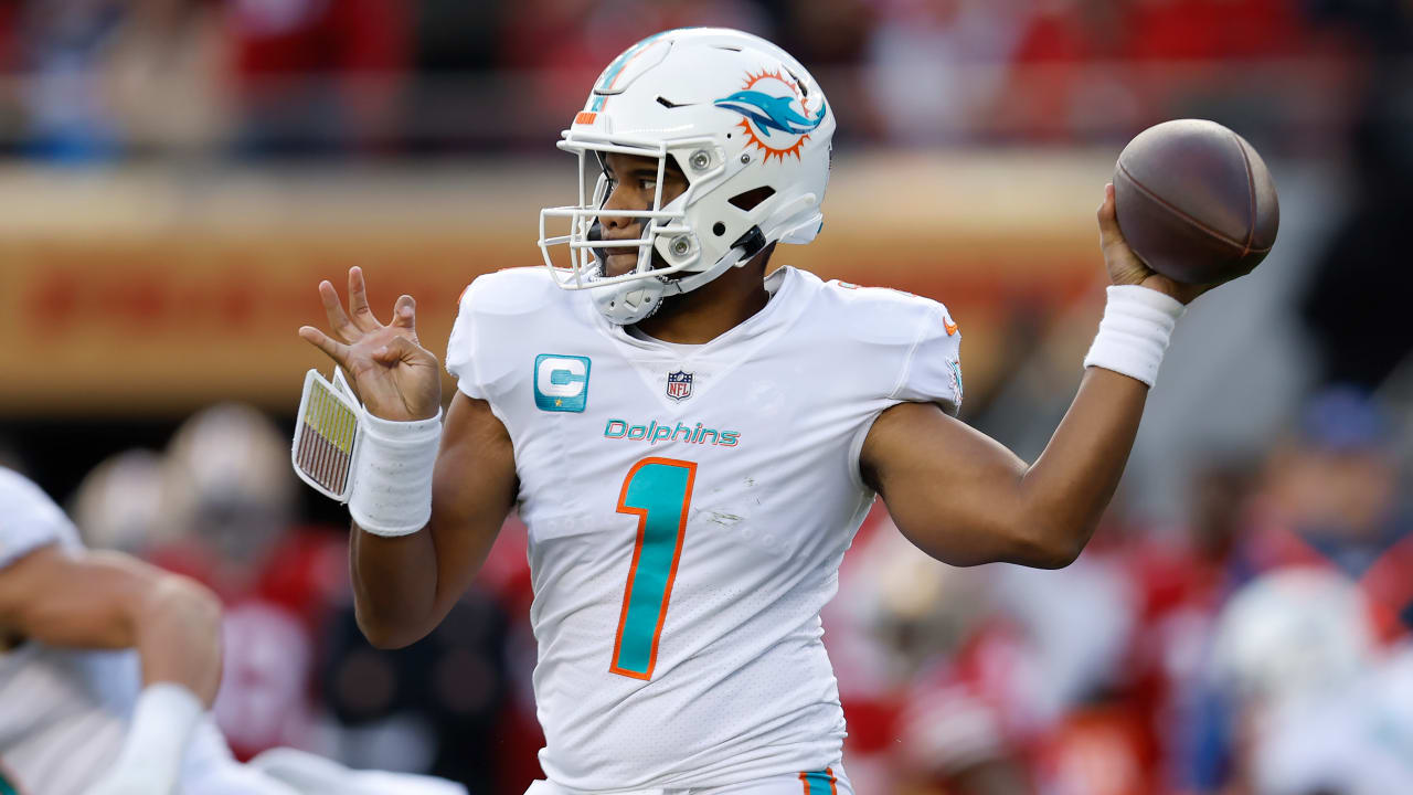 Video: Tua Tagovailoa savagely trucks defender during Miami Dolphins-New  York Jets game - Dolphin Nation