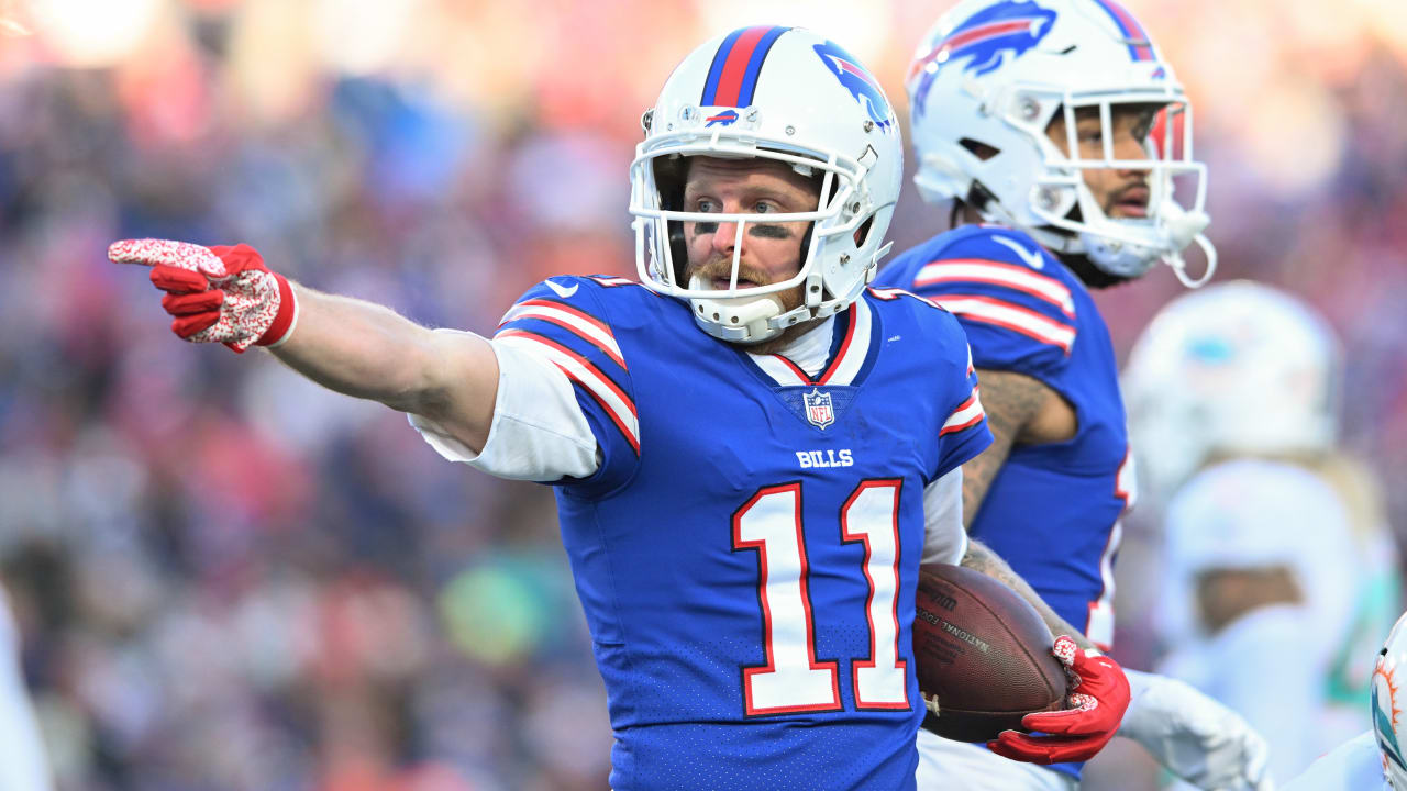 Buffalo Bills wide receiver Cole Beasley (10) runs the ball on his