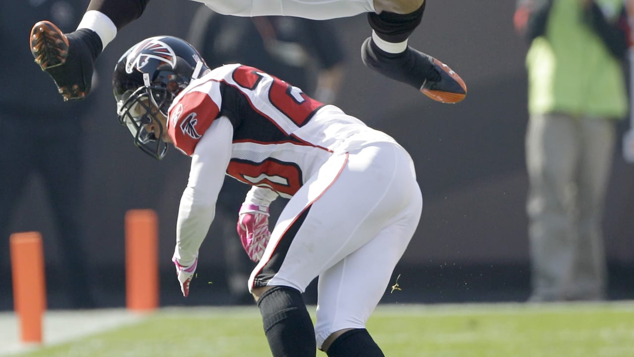 Buffalo Bills' Naaman Roosevelt (18) can't make the catch under