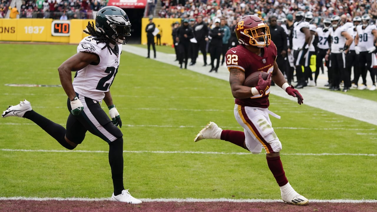 Washington Football Team running back Jaret Patterson (32) runs the ball  against the New York Giants during the second quarter of an NFL football  game, Sunday, Jan. 9, 2022, in East Rutherford