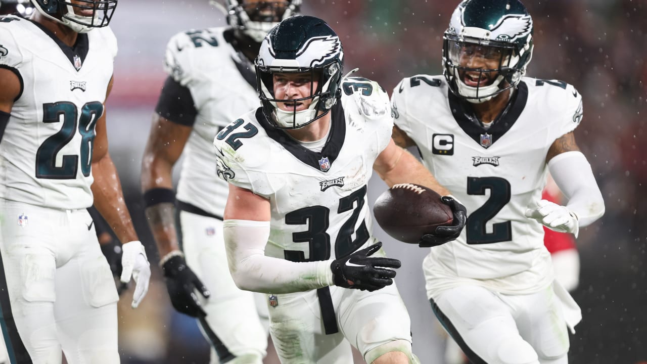 Philadelphia Eagles safety Reed Blankenship pulls down Tampa Bay Buccaneers  quarterback Baker Mayfield's late pass for INT