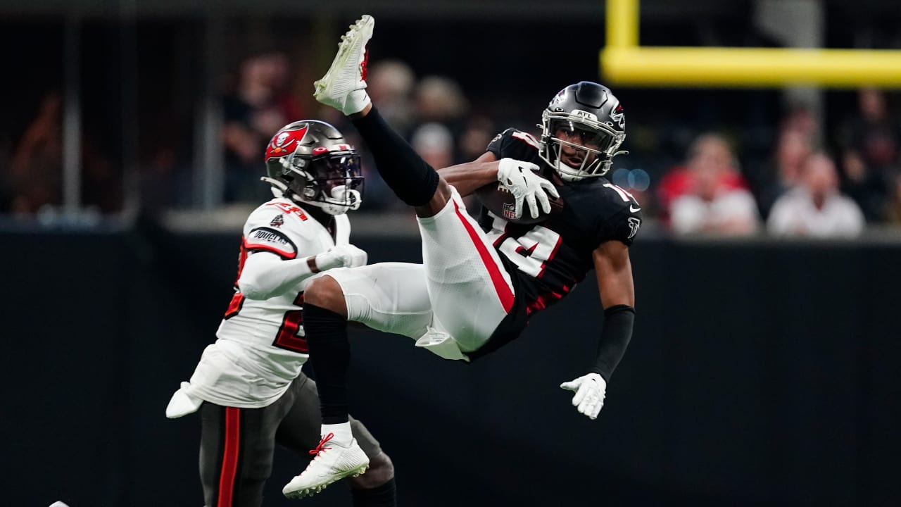 Atlanta Falcons wide receiver Russell Gage uses two straight spin moves