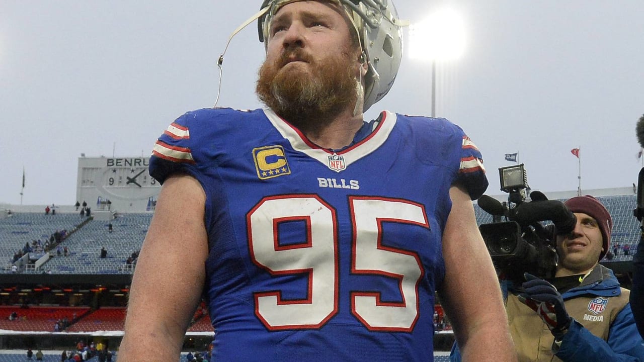 Buffalo Bills' Kyle Williams pulls on his jersey during an NFL football  training camp in Pittsford, N.Y., Sunday, July 31, 2011. (AP Photo/David  Duprey Stock Photo - Alamy