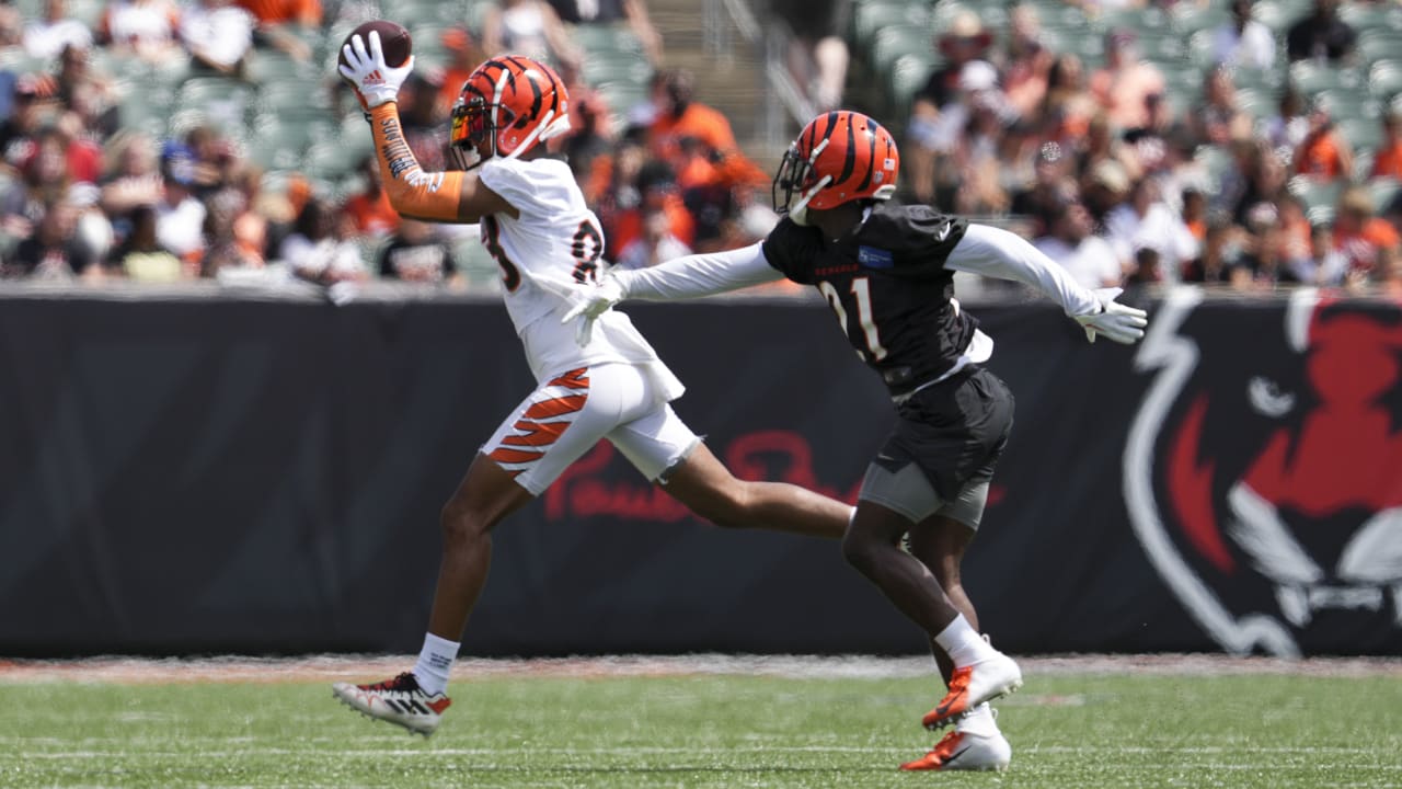 Cincinnati Bengals' Joe Burrow leads a team huddle on the field during a  drill at the NFL football team's minicamp in Cincinnati, Friday, June 14,  2023. (AP Photo/Aaron Doster Stock Photo - Alamy