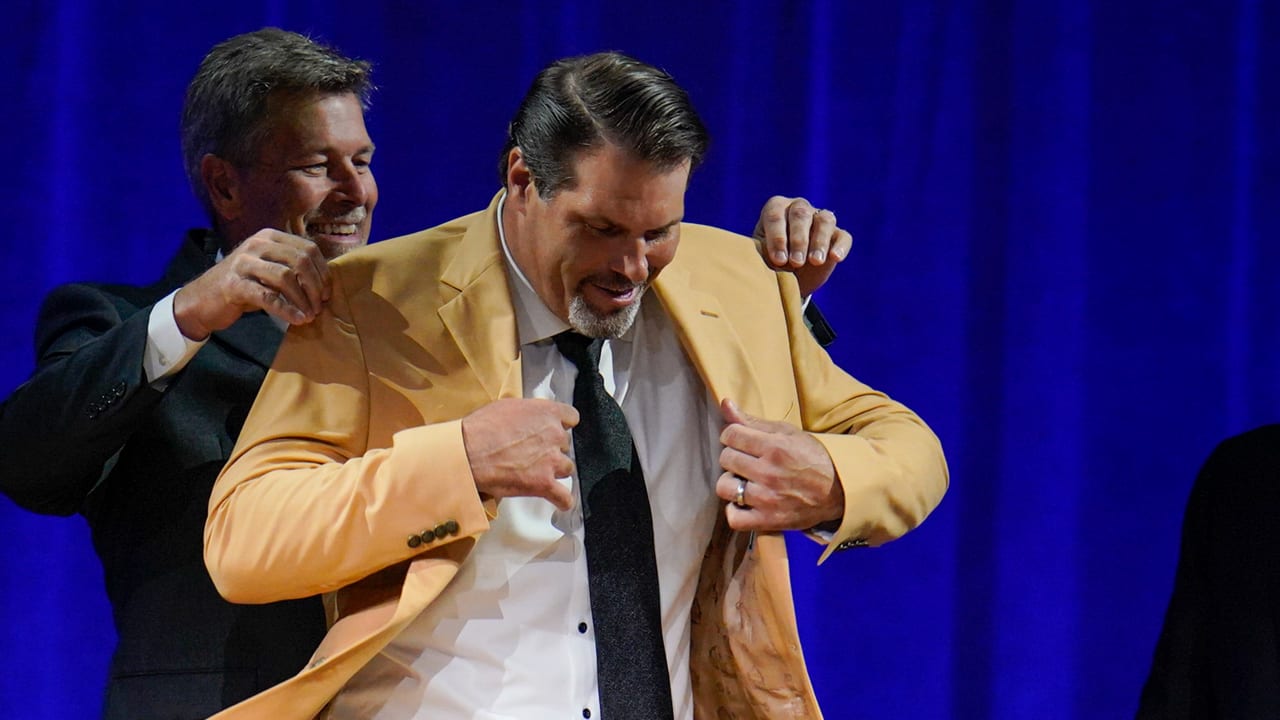 Pro Football Hall of Fame guard Steve Hutchinson receives his gold ...