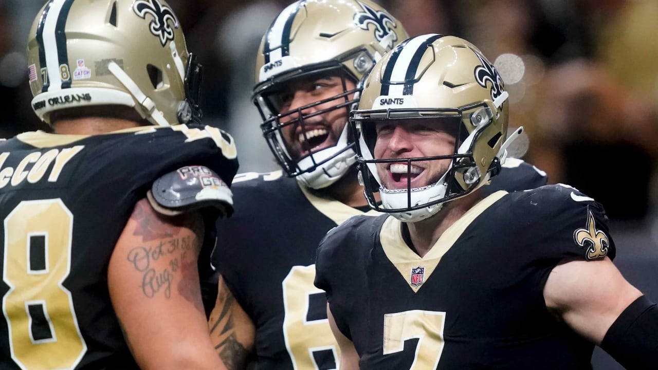 New Orleans Saints tight end Taysom Hill's downfield throw hits