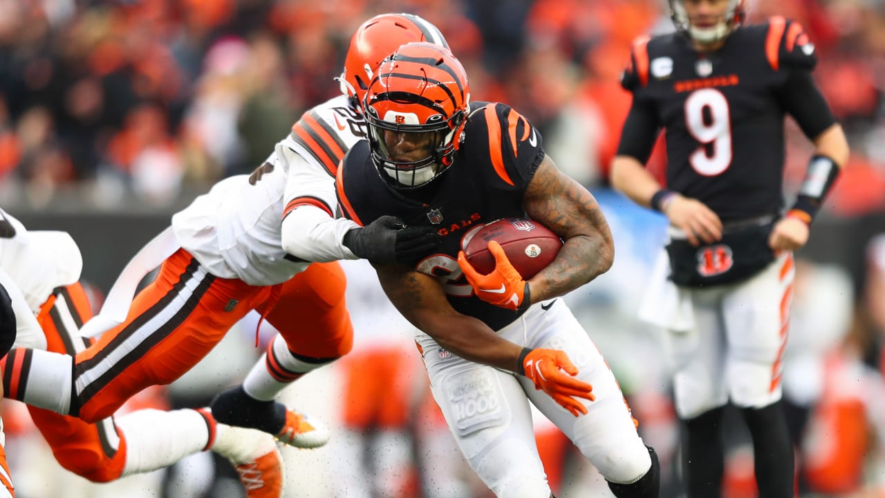 Cincinnati, OH, USA. 4th Oct, 2020. Joe Mixon #28 of the Cincinnati Bengals  waves to the crowd after NFL football game action between the Jacksonville  Jaguars and the Cincinnati Bengals at Paul