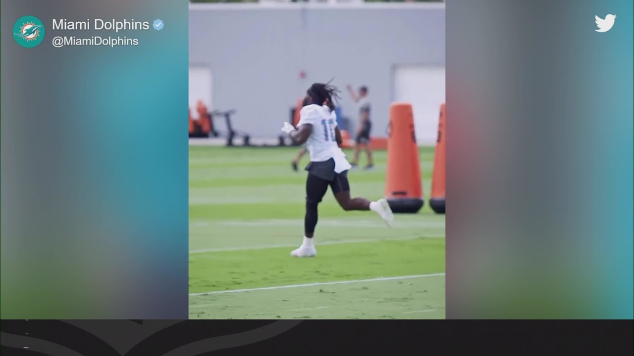 Dolphins' Tyreek Hill defends Tua Tagovailoa after viral underthrow: 'We  talking about practice'