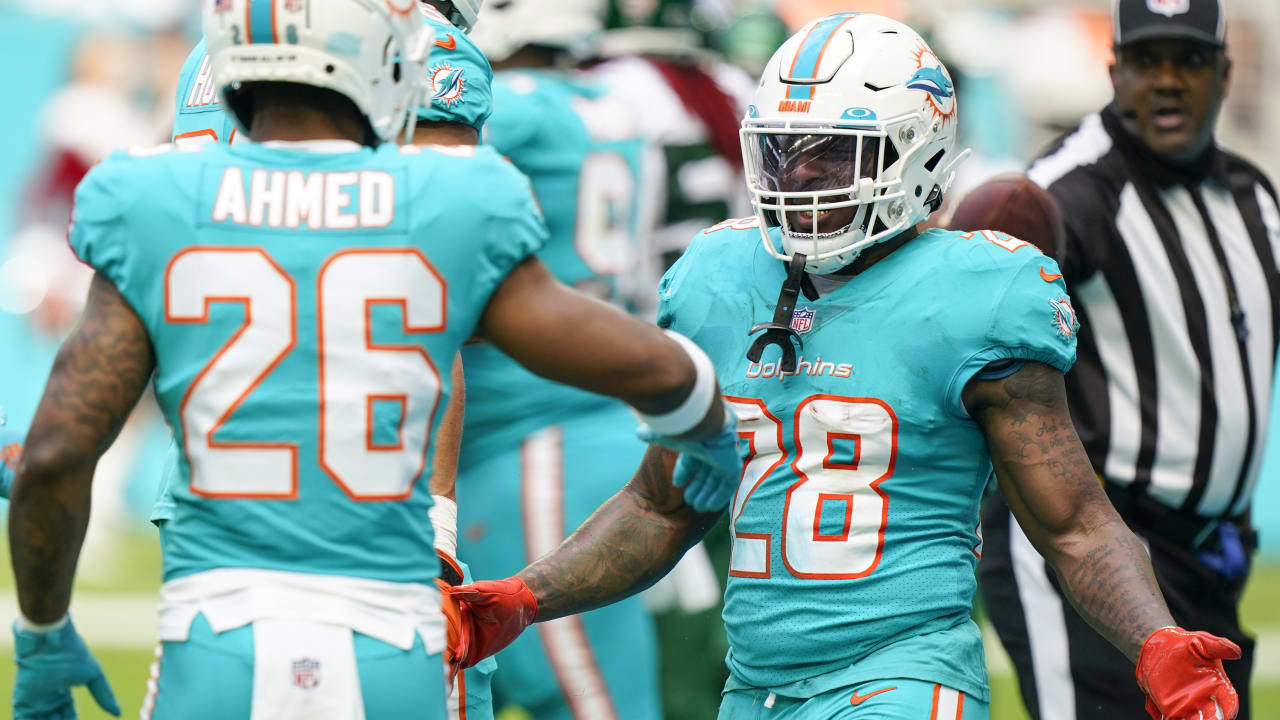 Miami Dolphins running back Duke Johnson finds an opening for his first TD  since 2020