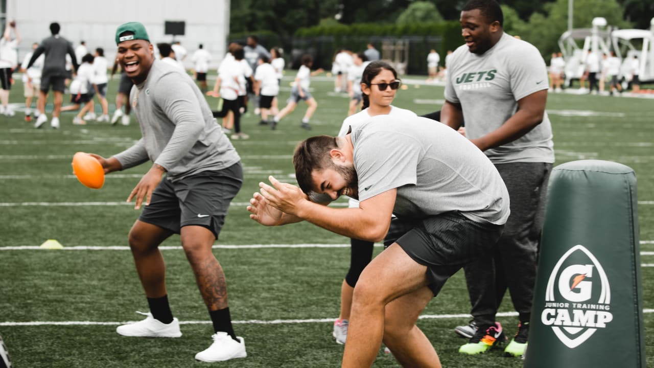 Jets' Quinnen Williams helps single-parent households, youth