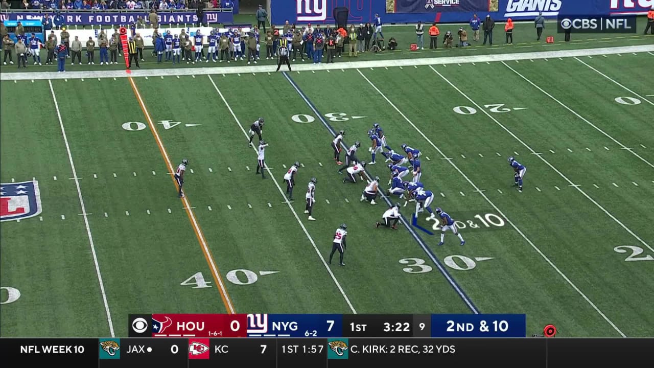 New York Giants quarterback Daniel Jones' pass gets over defenders hand