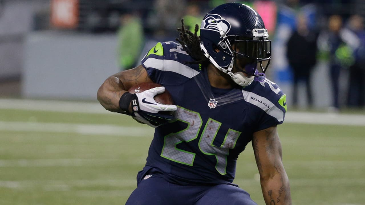 Marshawn Lynch sports Kam Chancellor's jersey at practice