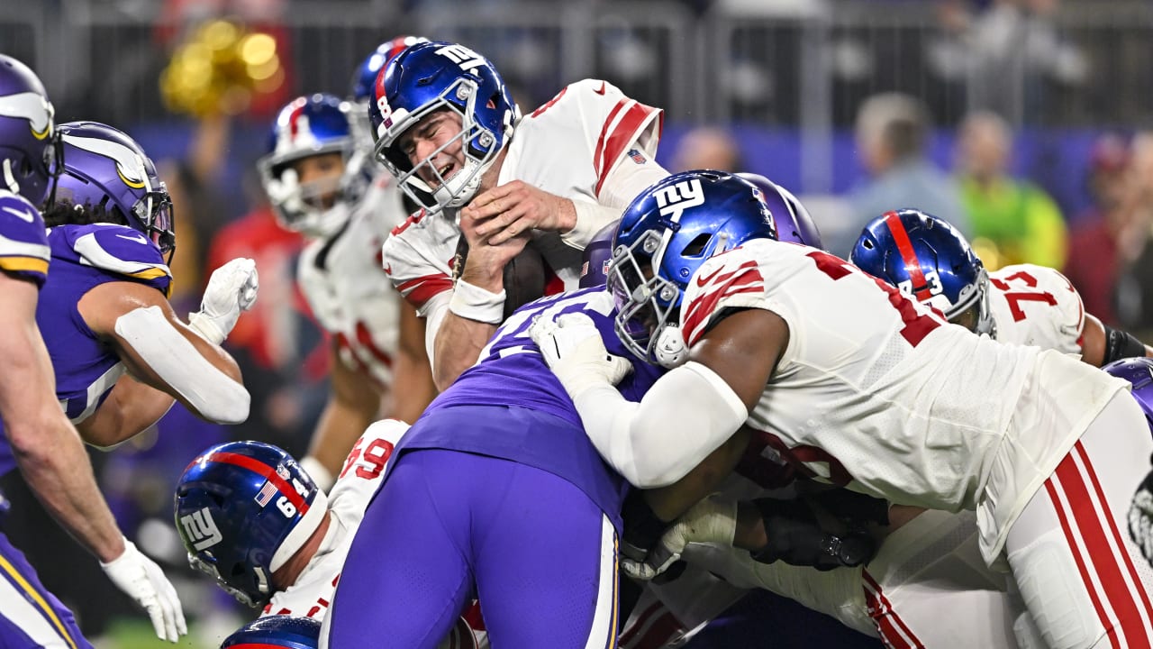 Daniel Jones scrambles for fourth down conversion